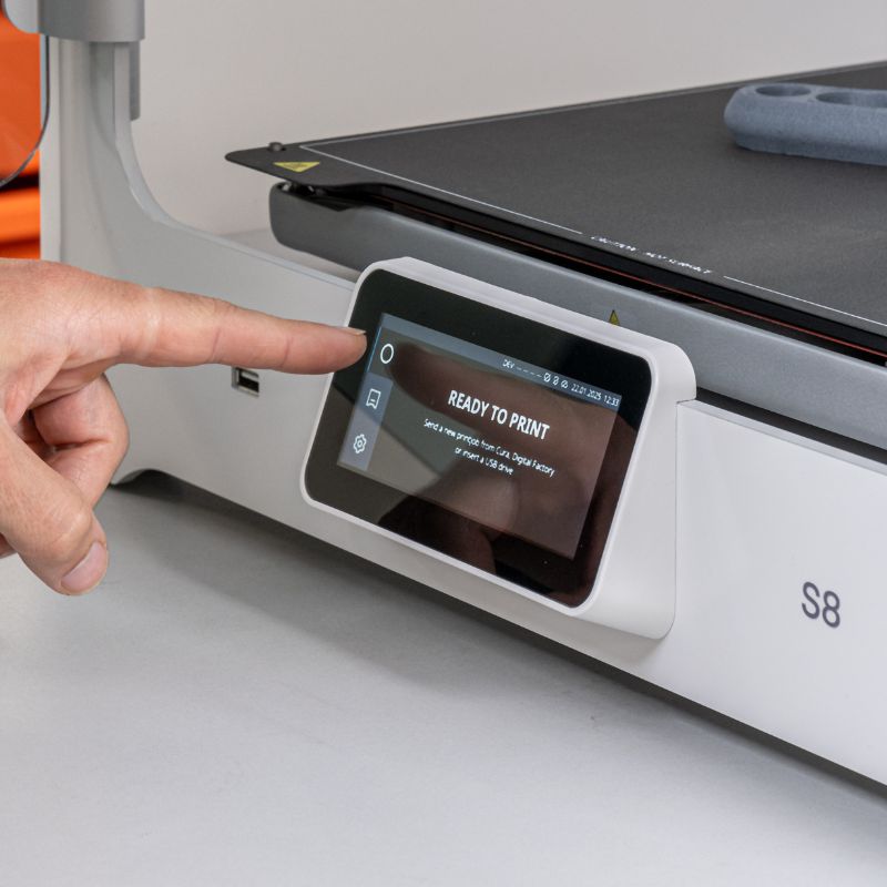 UltiMaker S8 intuitive touchscreen