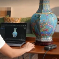 Revopoint Range 3 using geometric feature tracking during 3D scanning